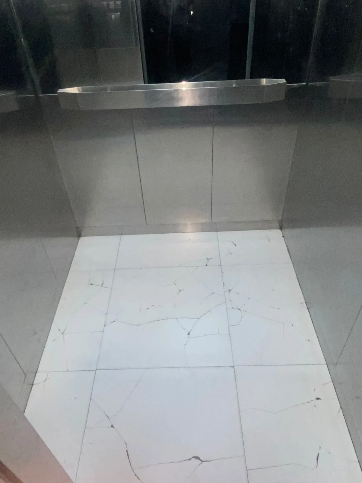Antes: El piso del ascensor, con grietas en casi todas las palmetas.